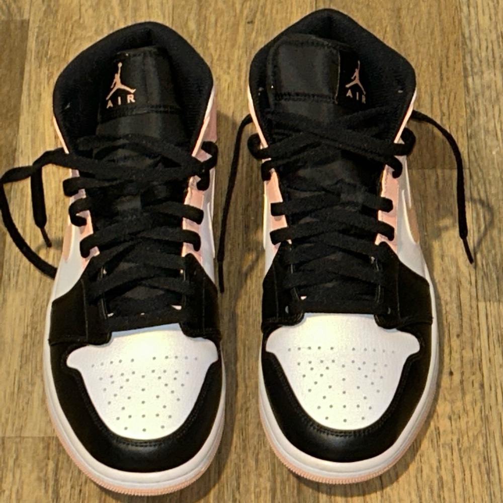 Jordan Retro 1 Mid Crimson Tint